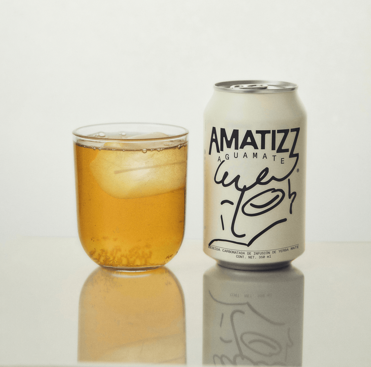 Lata de Amatizz mostrando la etiqueta